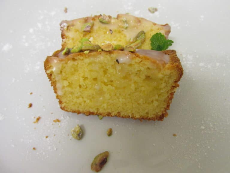 Zitrone – Mascarpone Kuchen mit Topping aus süßem Puderzucker und salzigen Pistazien