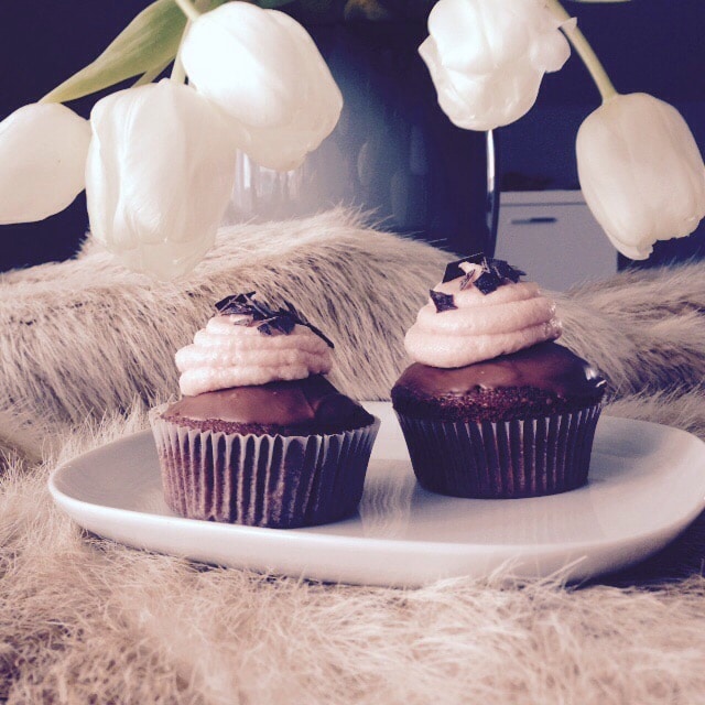 Schokoladen Cupcakes mit Schokoglasur und Himbeer Frosting… zum vernaschen gut!