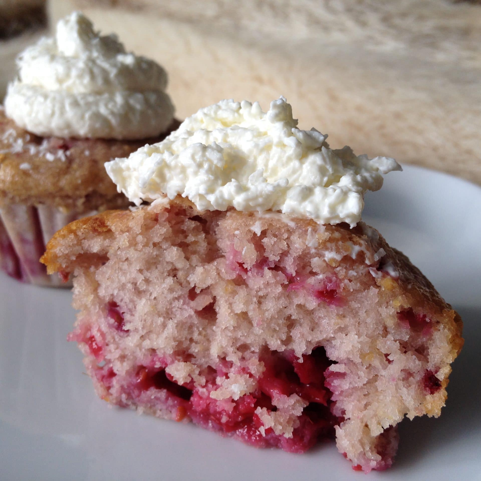 Himbeer Buttermilch Muffins mit einem Mascarpone Kokos Topping ...