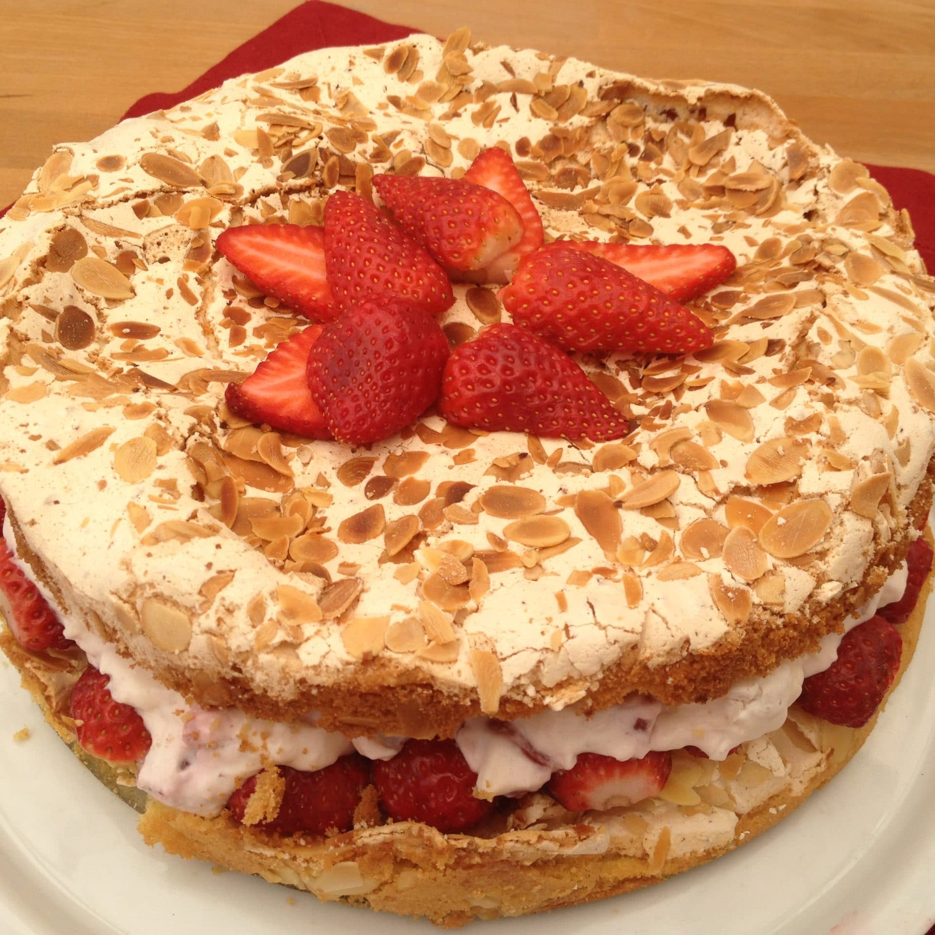 Baiser Torte mit Erdbeer Joghurt Füllung - Lovelyliciousme