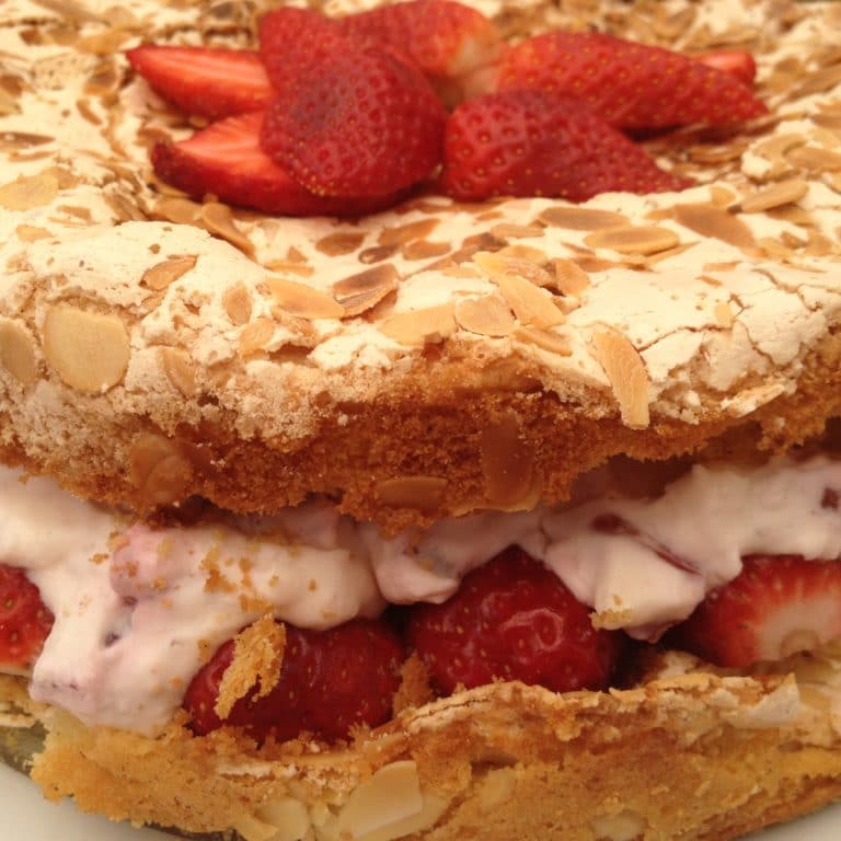 Baiser Torte mit Erdbeer Joghurt Füllung