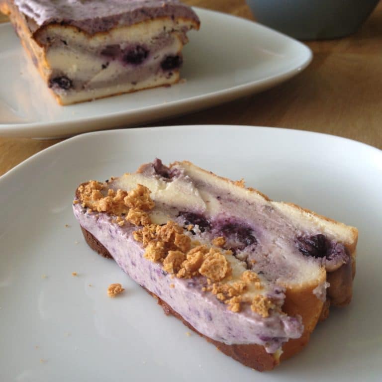 Heidelbeer Amarettini Kuchen mit Heidelbeer Sahne