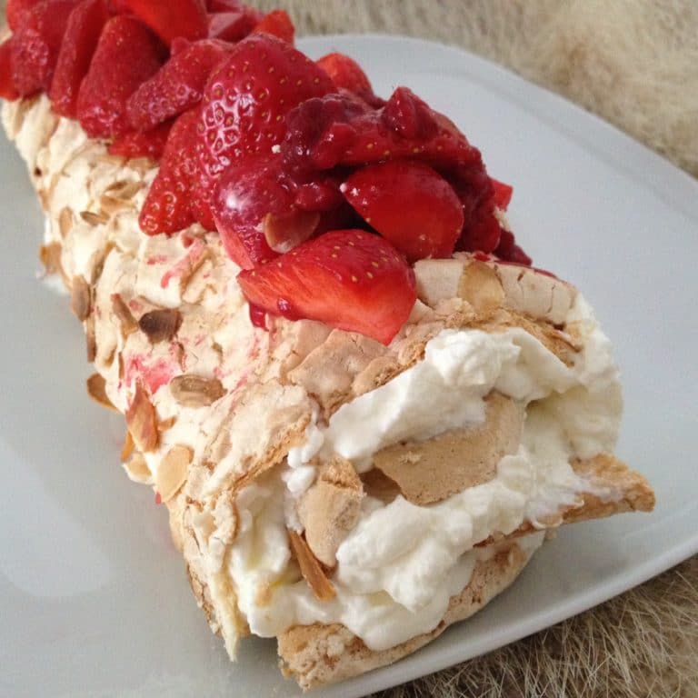 Baiserrolle mit Erdbeeren