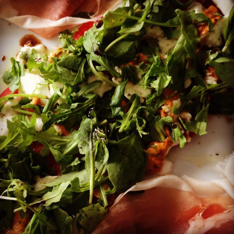 Büffelmozzarella mit Tomaten an Paprika- Pesto
