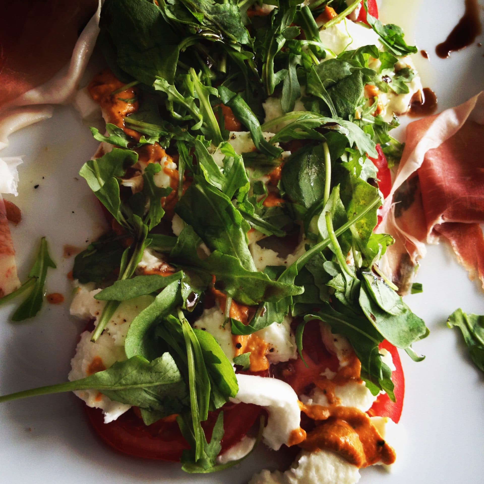 Büffelmozzarella mit Tomaten an Paprika- Pesto - Lovelyliciousme