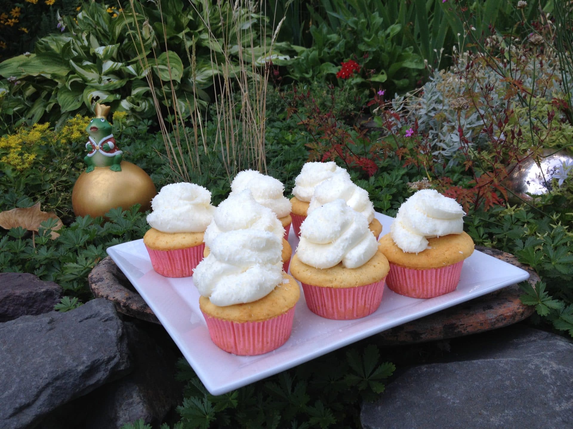 Vanille Cupcakes mit Marshmallow Füllung - Lovelyliciousme