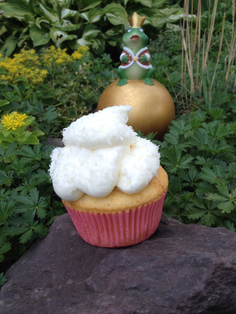 Vanille Cupcakes mit Marshmallow Füllung - Lovelyliciousme