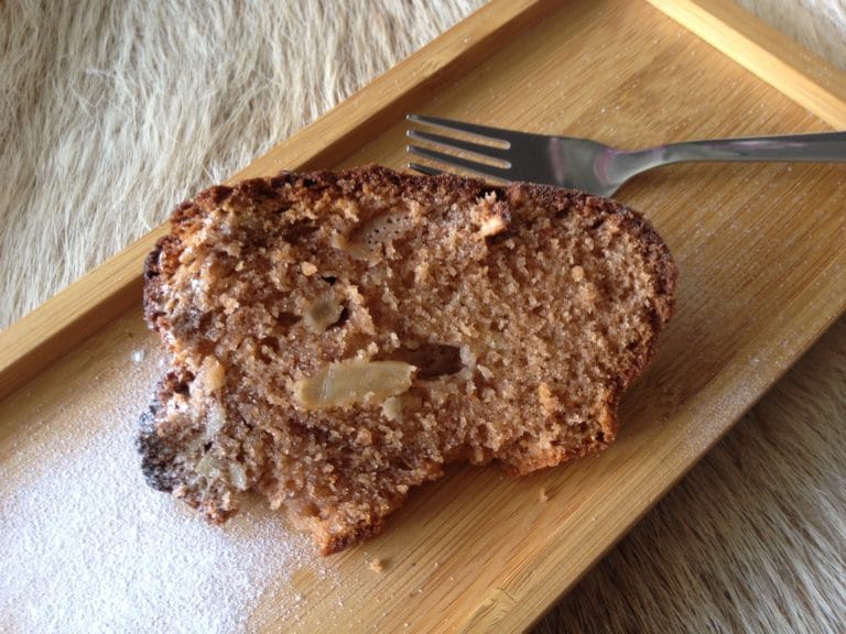 Schokoladen Gugelhupf küsst Apfel und Mandel