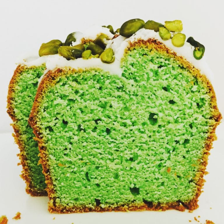 Avocado Kuchen mit Limettenguss und Pistazien