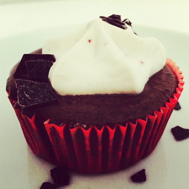 Schokoladen Cheesecake Muffins mit Himbeersahne