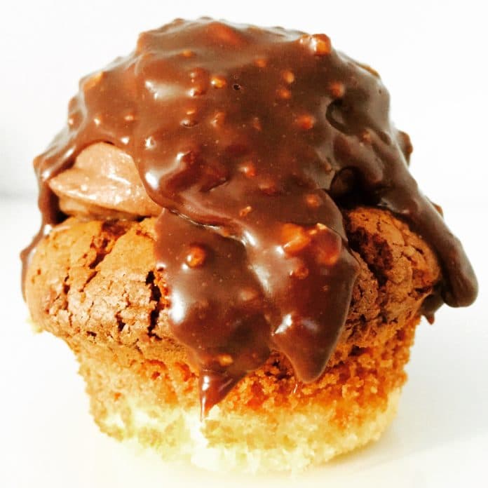 Eierlikör Marmor Cupcake ist eine Sinnflut an Schokolade. Eine Sünde aus Schokolade, Eierlikör und Geschmack. Dieser Cupcake ist ein wahres Kunstwerk!