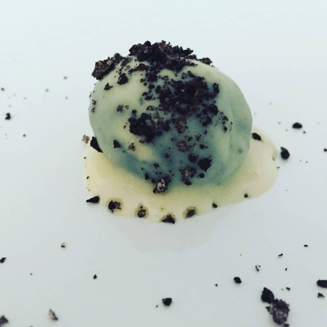 Oreo Pralinen Oreo Pralinen sind schnell und einfach gemacht. Basis bilden die Oreo Kekse, die viele Liebhaber haben. Daher sind die Pralinen eine Abwandlung von diesen.