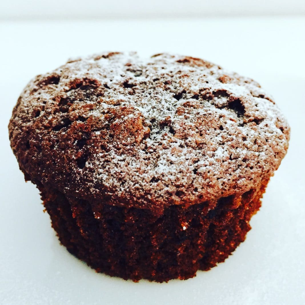 Double Chocolate Muffins Double Chocolate Muffins sind kleine Küchlein mit ganz viel Schokolade. Innen und außen! Mit Zartbitter und Vollmilch in Kombination!
