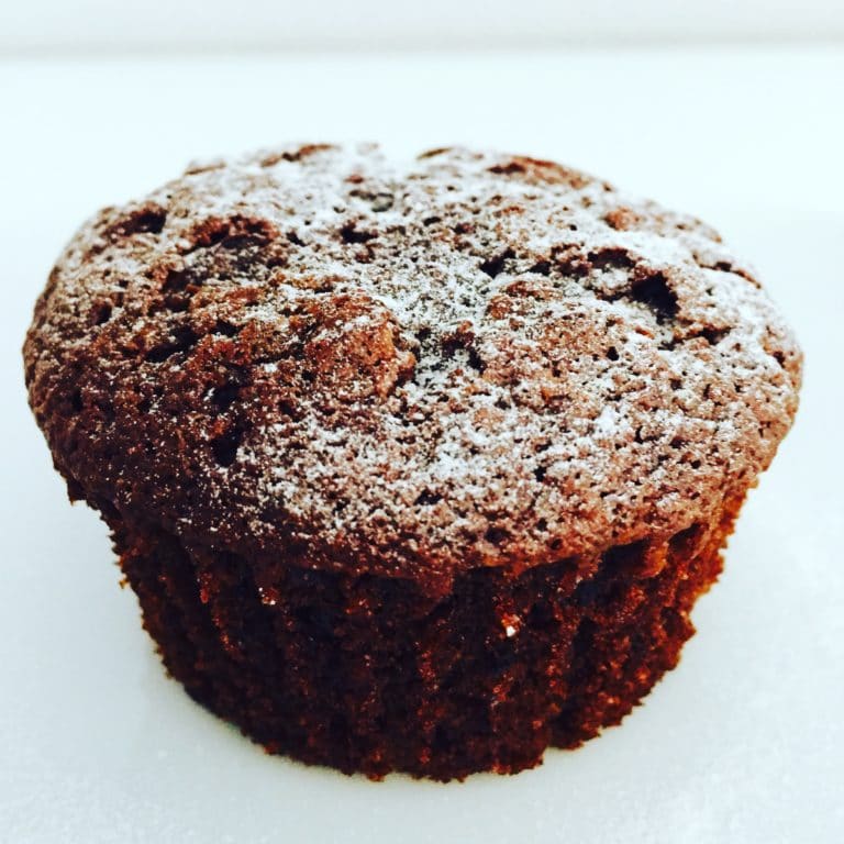 Double Chocolate Muffins sind kleine Küchlein mit ganz viel Schokolade. Innen und außen! Mit Zartbitter und Vollmilch in Kombination!