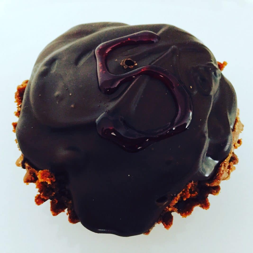 Schokoladen Cupcakes sind eine kleine Sünde, da sie aus drei verschiedenen Schichten Schokolade bestehen und jeden Schokoholic überzeugen