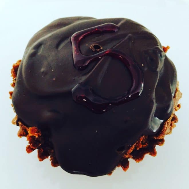 Schokoladen Cupcakes mit Schokosahne und Schokoguss - Lovelyliciousme