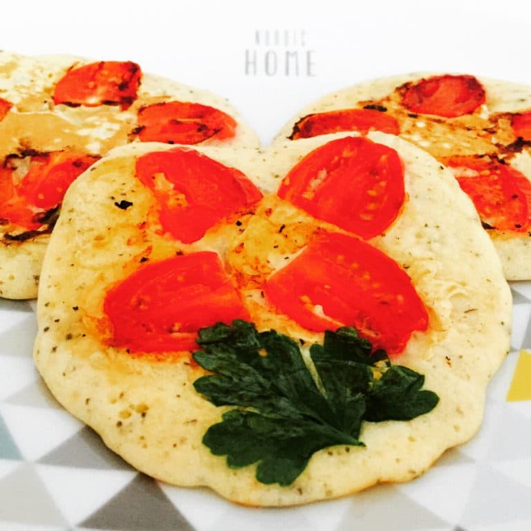 Kräuter Pancakes mit Tomaten – Blumen