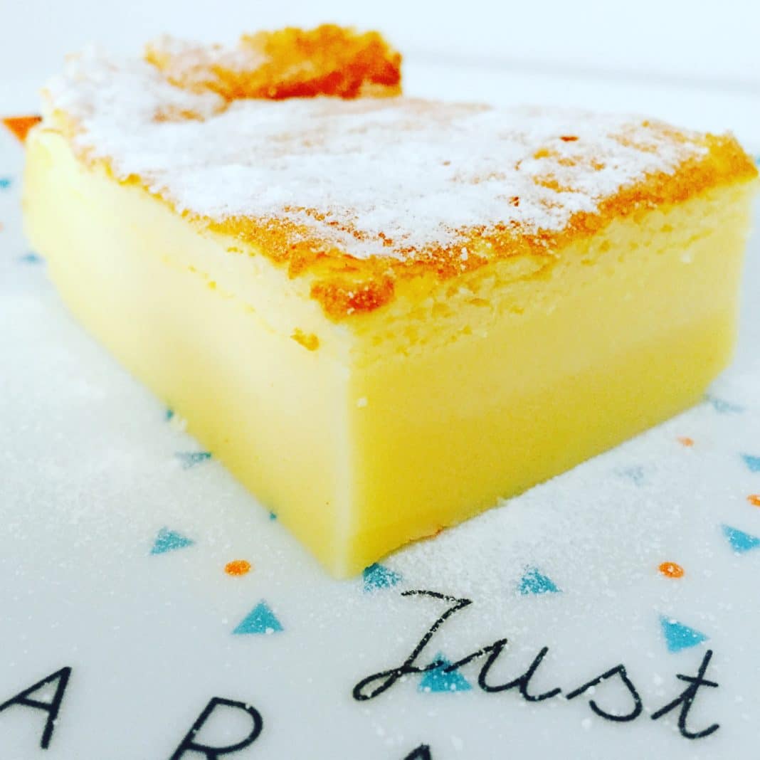 Vanillepuddingkuchen Vanillepuddingkuchen ist ein Kuchen, welcher beim backen mehrere Schichten entwickelt. u.a. eine die wie Vanillepudding schmeckt.
