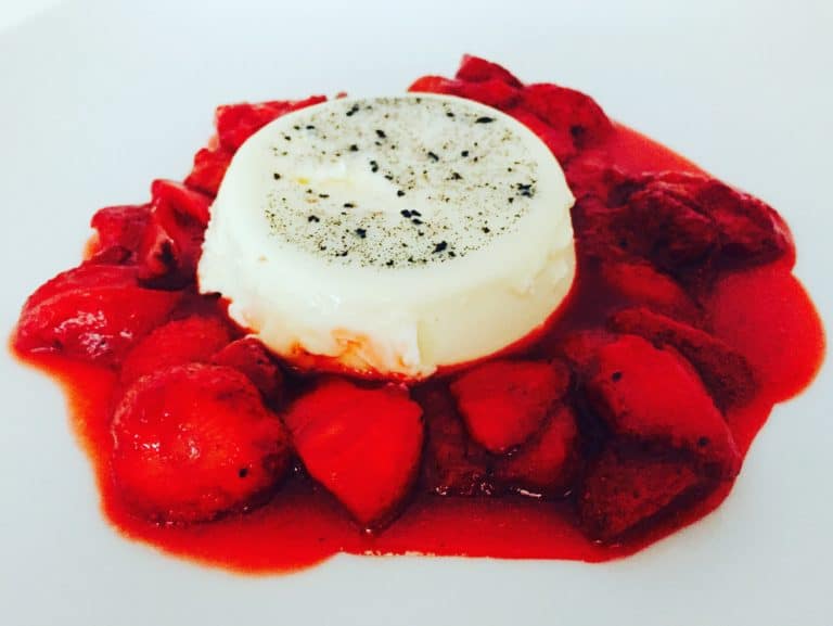 Panna Cotta mit Erdbeerspiegel
