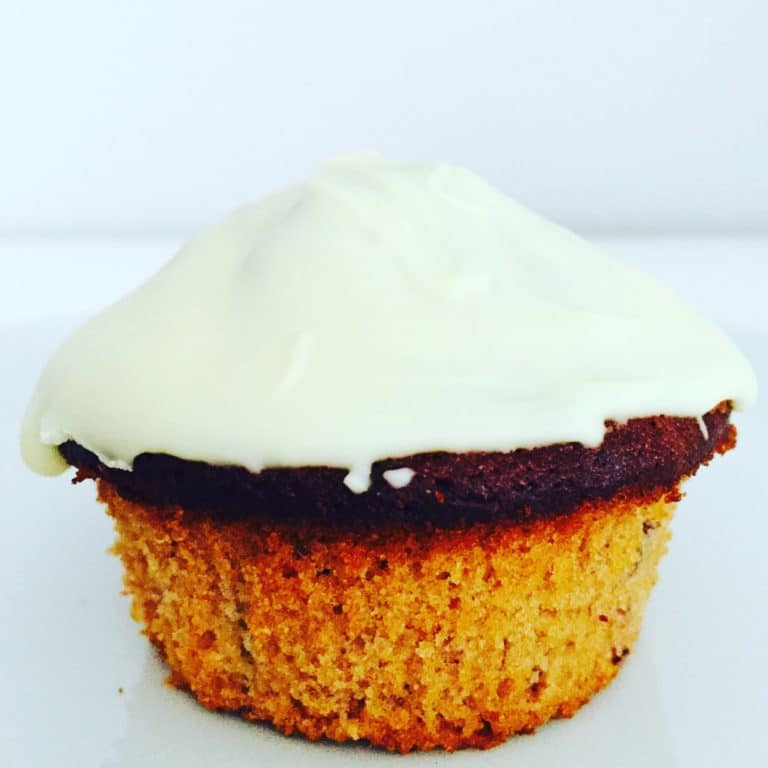 Blaubeer Muffins mit weißer Schokoglasur