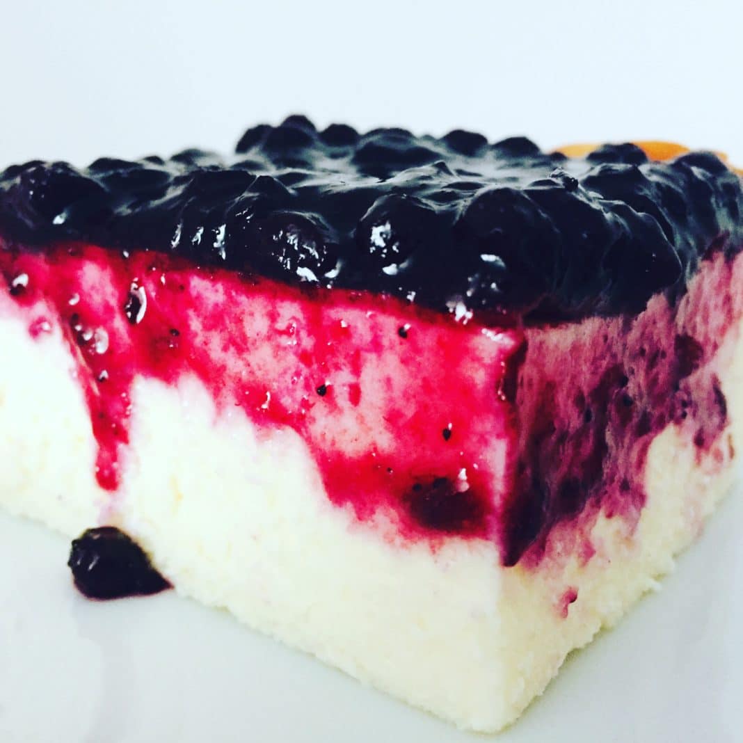 Käsekuchen im Wasserbad gegart Käsekuchen im Wasserbad gegart ist eine sehr einfache Zubereitung, aber dennoch sehr schmackhaft & schnell gemacht. Der Kuchen bekommt eine tolle Konsistenz