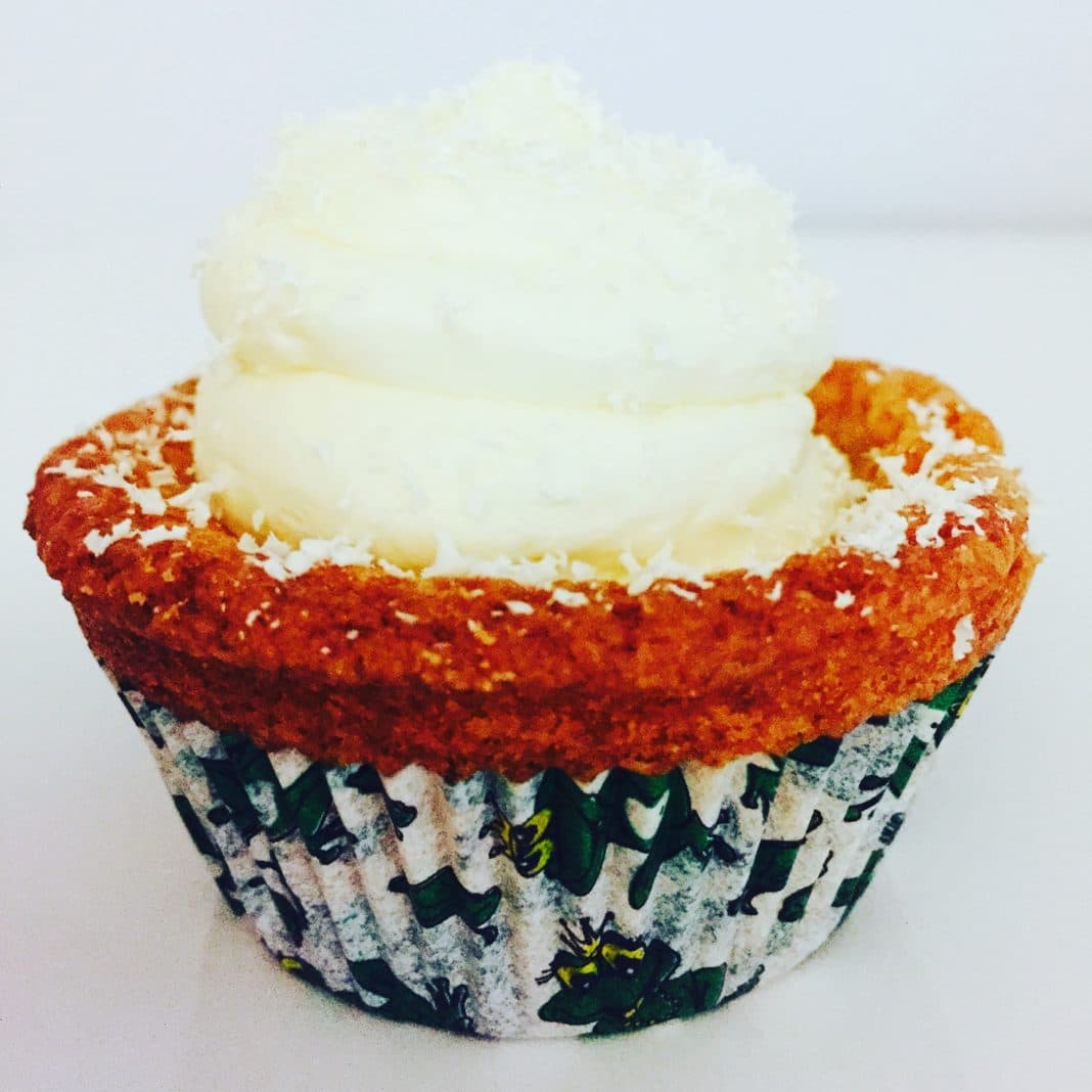 weiße Schokoladen Cupcakes Weiße Schokoladen Cupcakes mit Red Velvet Teig und einer Mascarpone Buttercreme Füllung ist geschmacklich unübertreffbar und eine Sünde wert.