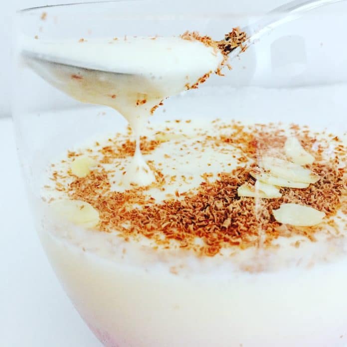weißer Schokoladenpudding Weißer Schokoladenpudding ist eine ganz neue Entdeckung. Weiß wie Schnee, unfassbar lecker und ein absoluter Hingucker nach dem Dinner.