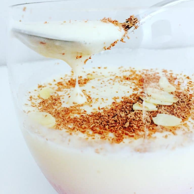 Weißer Schokoladenpudding ist eine ganz neue Entdeckung. Weiß wie Schnee, unfassbar lecker und ein absoluter Hingucker nach dem Dinner.