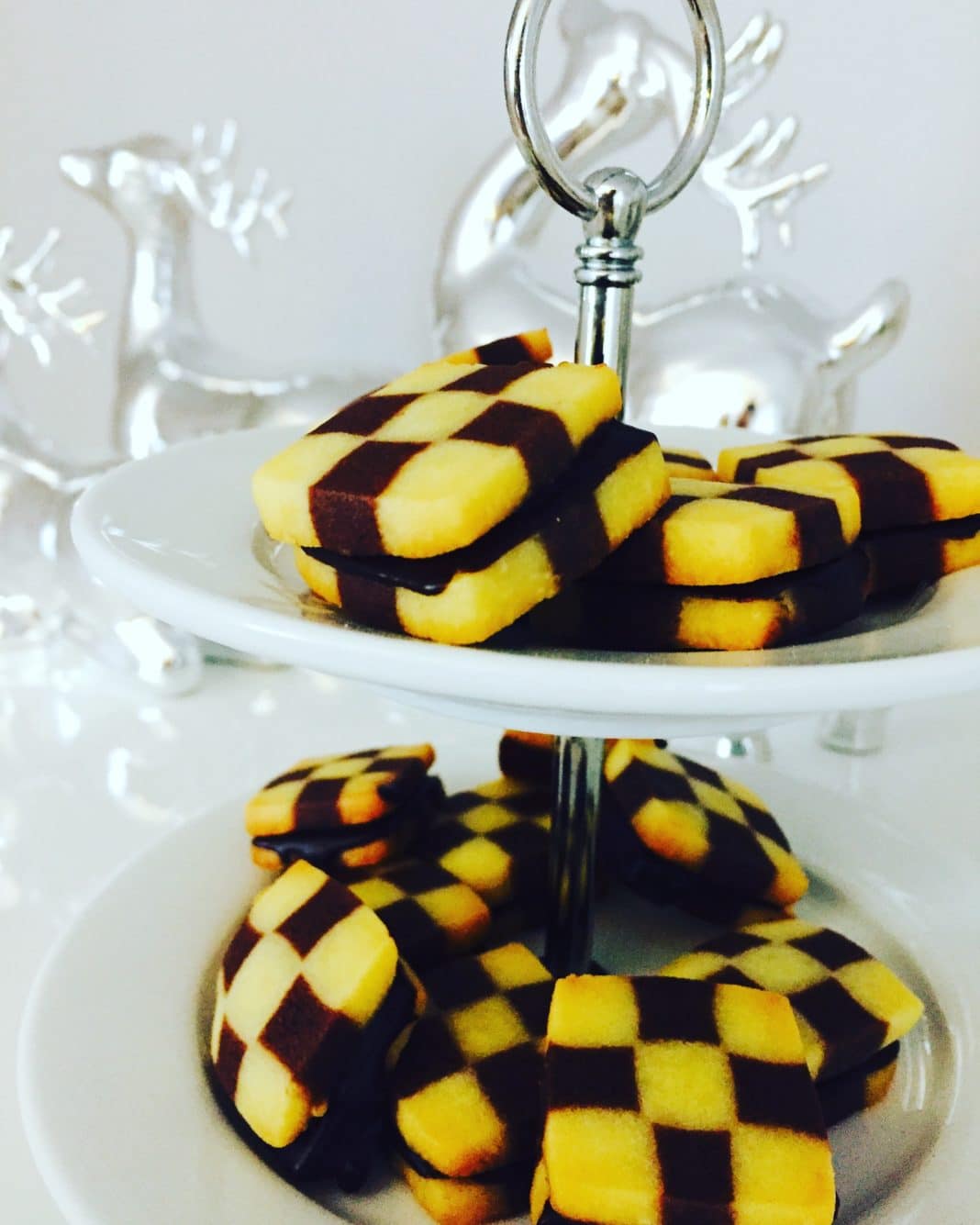 Schwarz weiß Gebäck Schwarz weiß Gebäck, gehört zur Weihnachtszeit einfach dazu. Ganz kreativ als Schachbrett oder auch als Spirale. Etws aufwendiger, der Geschmack entschädigt