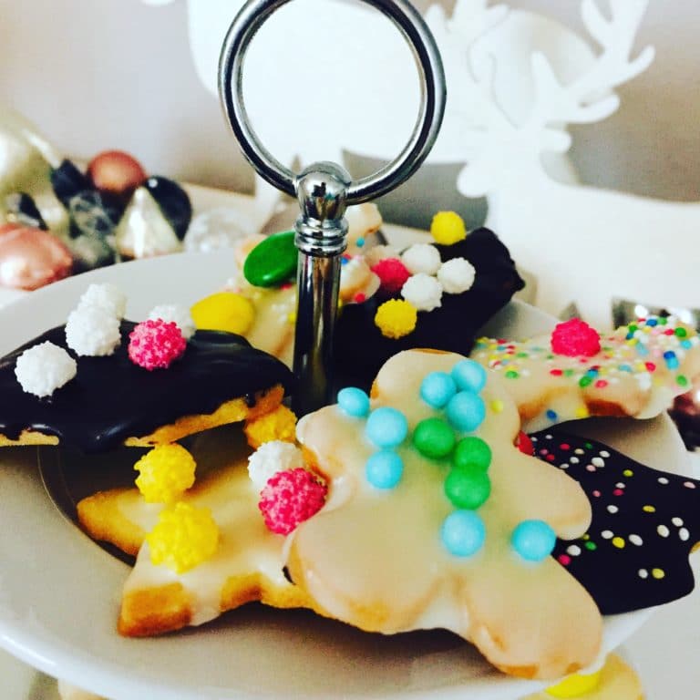 Ausstechplätzchen aus Mürbeteig sind ein Klassiker unter den Weihnachtskeksen. Schnell gemacht und liebevoll von Kindern verziert.