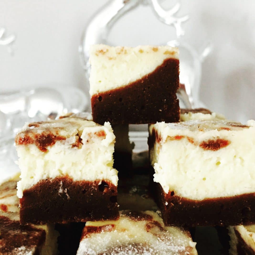 Cheesecake Brownies Cheesecake Brownies ist eine Kombination aus schokoladigem Teig mit einer Frischkäsehaube. Eine leckere Mischung die jeden Geschmack trifft.