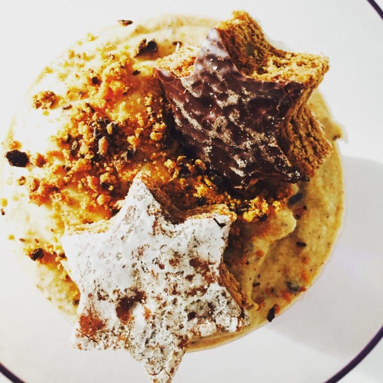 Weiße Lebkuchenmousse ist eine Symbiose aus Lebkuchen und zwartschmezender Mousse. Sehr lecker und sehr weihnachtlich.