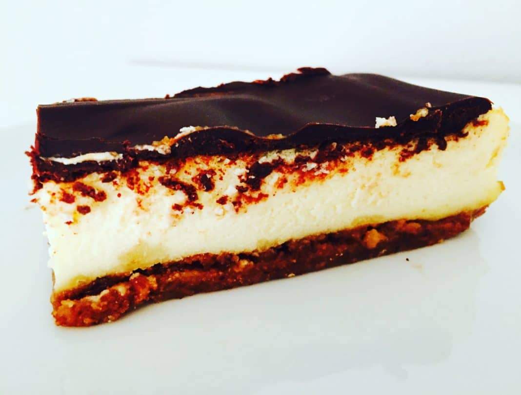 Cheesecake Happen Cheesecake Happen mit Zimtsternboden sind nicht nur im Winter ein absoluter Hit. Auch im Frühjahr lassen sich diese kleinen Dinger schnell verputzen.
