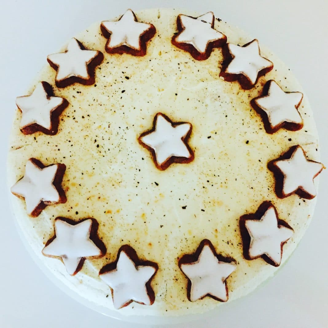 Zimtsterntorte Zimtsterntorte ist eine wunderbare Torte für die Weihnachtliche Kaffeetafel. Gefüllt mit Apfelstücken und natürlcih ganz viel Zimtsternen.