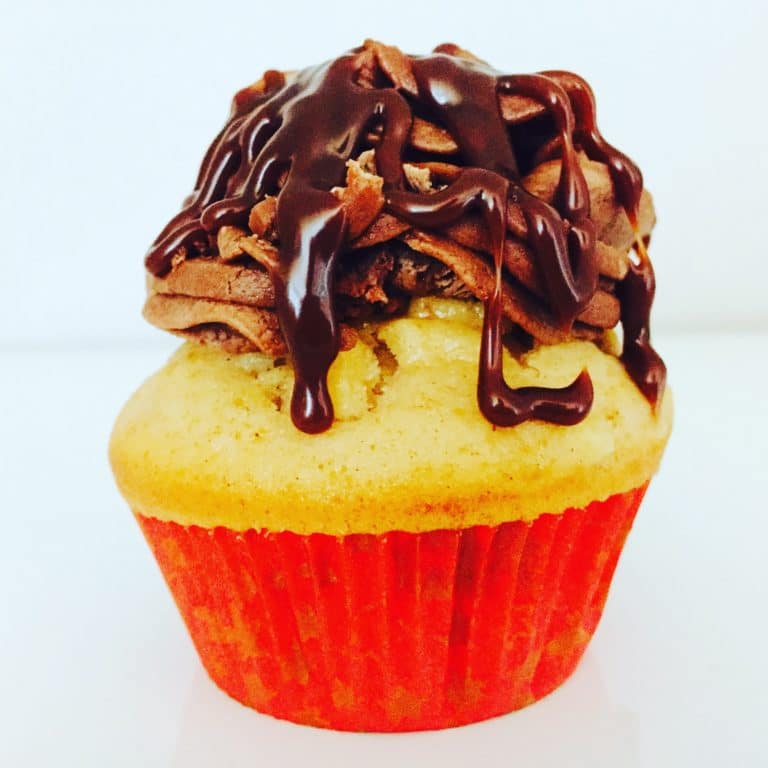 Apfelmuffin mit Eierlikör und Schokoladentopping wird auf einer Kaffeetafel viele Abnehmer finden. Die Kombination Obst, Eierlikör und Schoko ist unsagbar.