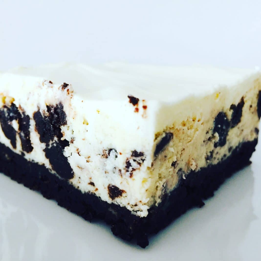 Oreo Cheesecake Oreo Cheesecake ist eine Mischung aus Oreo Keksen, leckerem Schokoladenboden, Frischkäse und Schmandguss. Oreo´s dürfen nicht fehlen!