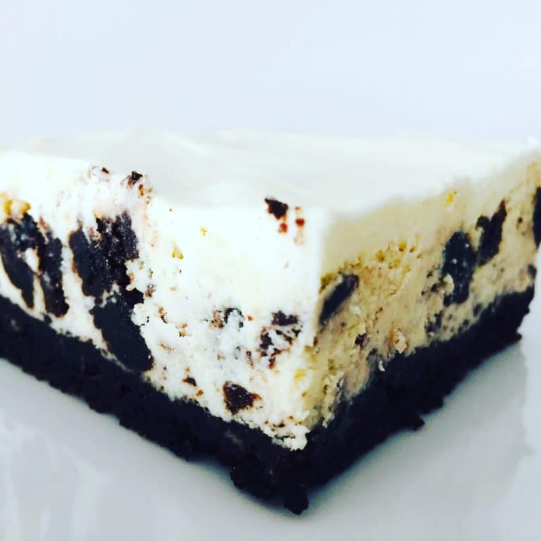 Oreo Cheesecake ist eine Mischung aus Oreo Keksen, leckerem Schokoladenboden, Frischkäse und Schmandguss. Oreo´s dürfen nicht fehlen!
