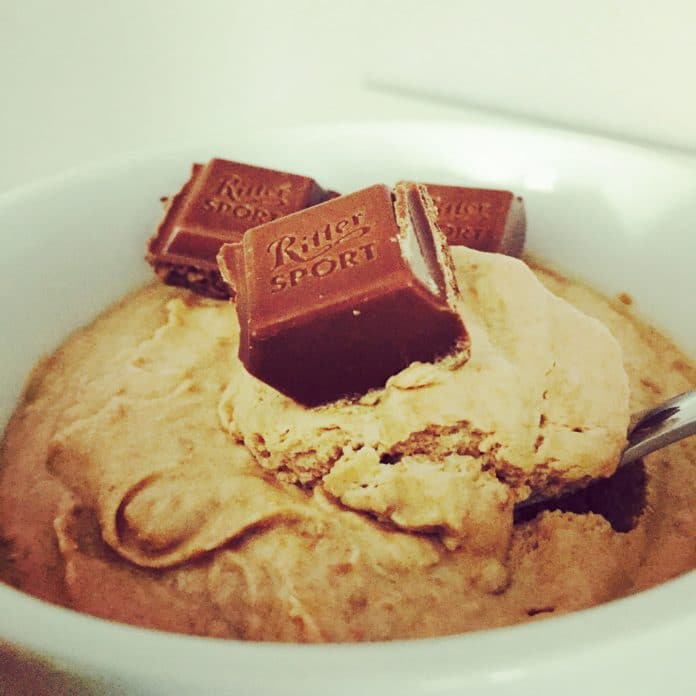 Mousse au chocolate Schoko Brownie Mousse au chocolate Schoko Brownie ist zum niederknien. Getoppt mit Ritter Sport Schokolade. Innerhalb der Mousse und als Dekoration, zum niederknien.