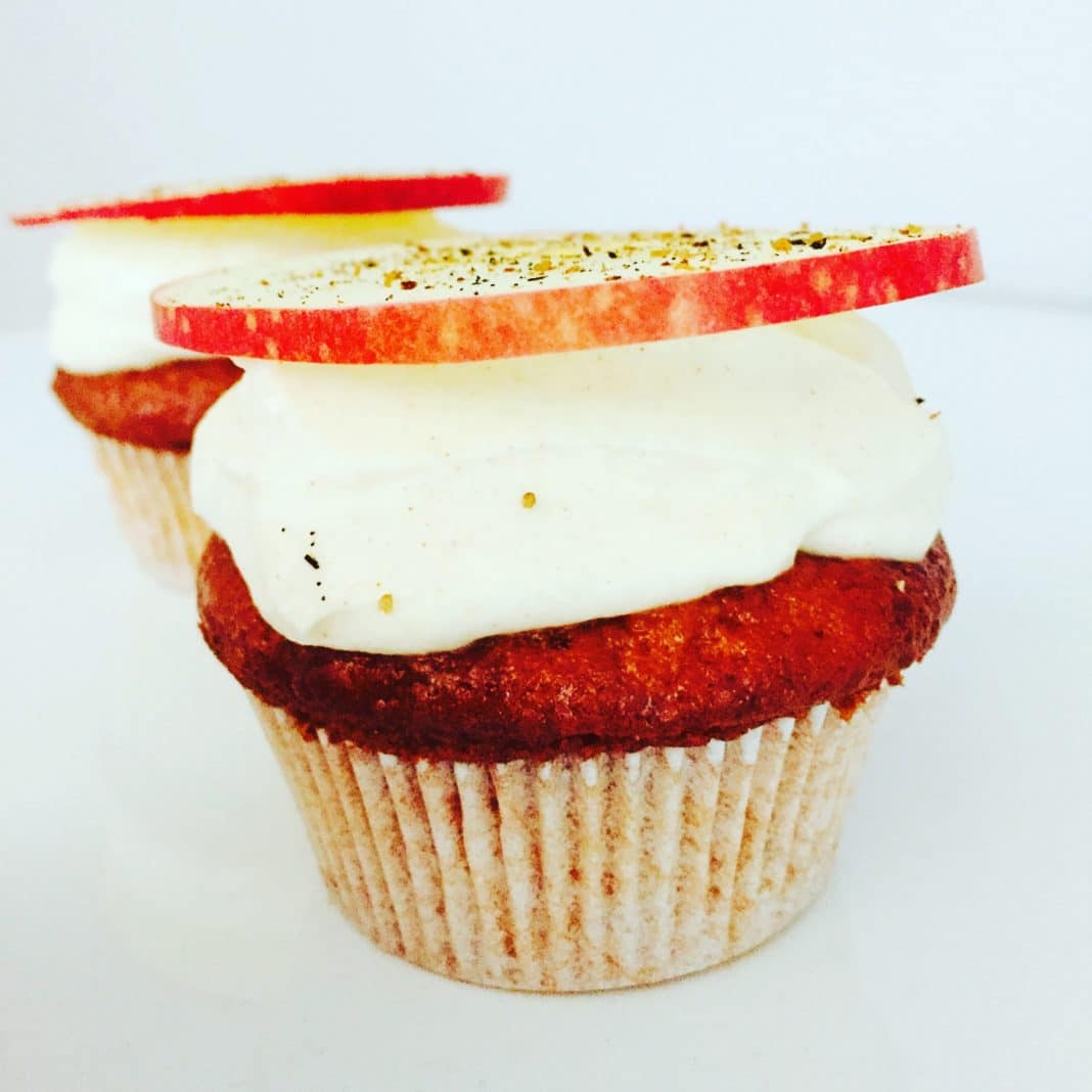 Apfel Marzipan Weihnachten Apfel Marzipan Muffins sind schnell und einfach gemacht und mal ein Rezept für zwischendurch. Äpfel aus dem Garten und Marzipan von Weihnachten.