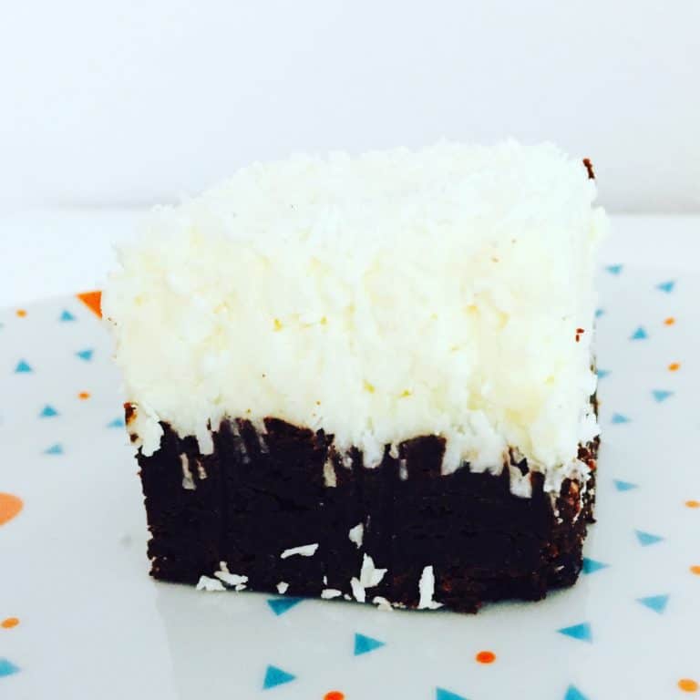 Brownie mit Kokoshaube ist eine Kombination aus klassischem Brownie und einem Topping welches nach Sonne, Sand und Südsee schmeckt.