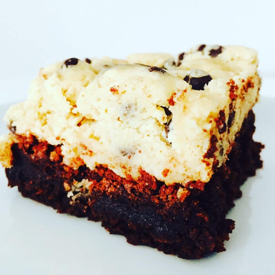 Brownie mit Cookie Dough Topping ist eine pure Sünde. Schokolade und Keksteig ist eine Kombination die süchtig macht und nach mehr verlangt.