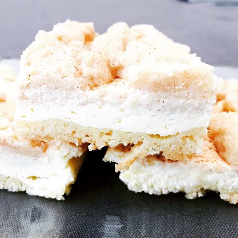Snickerdoodle Cheesecake, ist ein flacher Boden mit einer Käsecreme und streuseln. Gepimpt mit Zimt-/ Zucker und einem WOW Effekt beim essen.