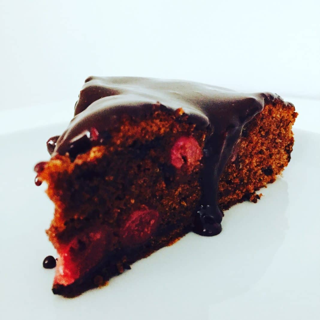 Schokoladenkuchen mit Kirschen Schokoladenkuchen mit Kirschen ist ein Kuchen der fruchtig, schokoladig und einfach mmhhhh lecker ist! Er wertet jede Kaffeetafel auf, ist schnell gemacht.