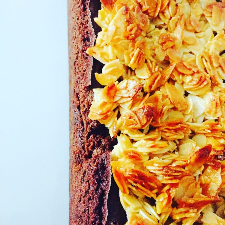 Schokoladenkuchen mit Florentiner Topping ist nicht nur für Naschkatzen etwas, sondern für jeden der Schokolade und Mandeln liebt.