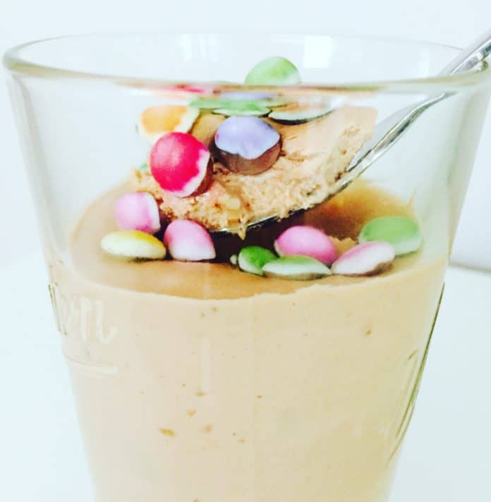 Schokoladenmousse mit Quark Schokoladenmousse mit Quark ist die leichte Variante der Mousse au chocolate. Gepimpt mit Smarties ein leckeres schnelles Dessert