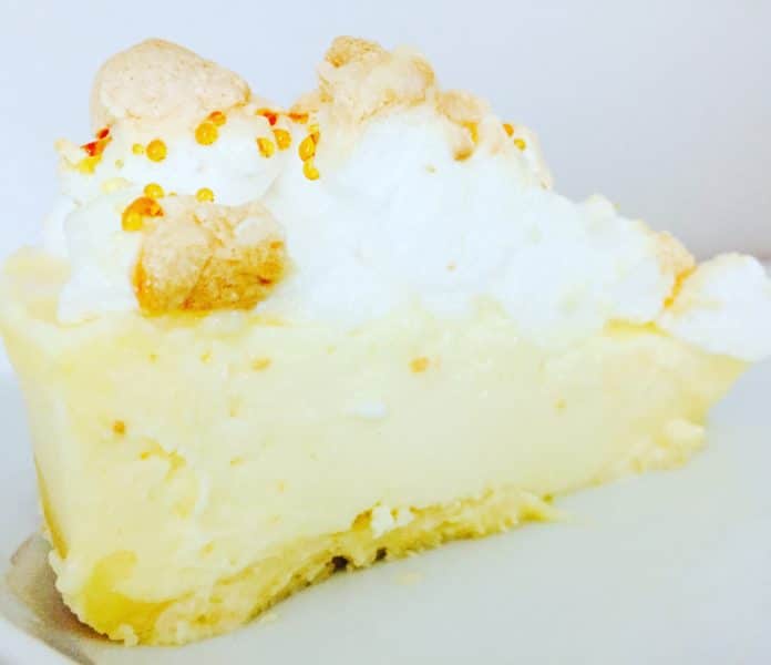 Käsekuchen mit Baiserhaube Käsekuchen mit Baiserhaube ist ein absoluter Hingucker auf jeder Kaffeetafel. Den auf dem Baiser bilden sich kleine Tränen die der Wahnsinn sind.