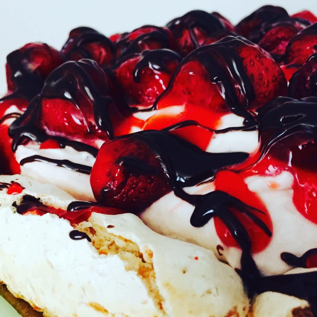 Pavlova mit Erdbeeren Pavlova ist ein Kuchen, bestehend aus Eisschnee, der in diesem Fall mit frischen Erdbeeren dekoriert wird. Sehr lecker, sehr leicht und fix fertig!