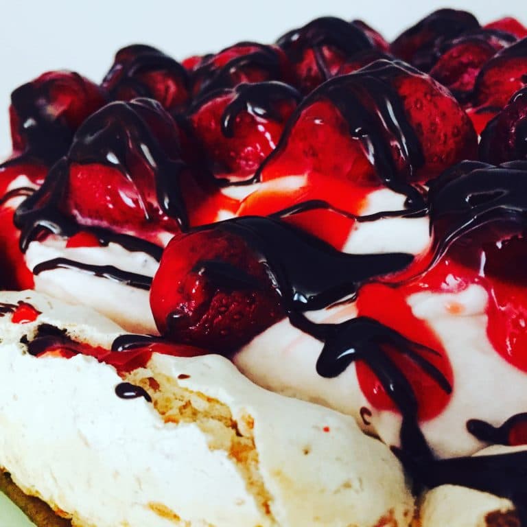 Pavlova ist ein Kuchen, bestehend aus Eisschnee, der in diesem Fall mit frischen Erdbeeren dekoriert wird. Sehr lecker, sehr leicht und fix fertig!