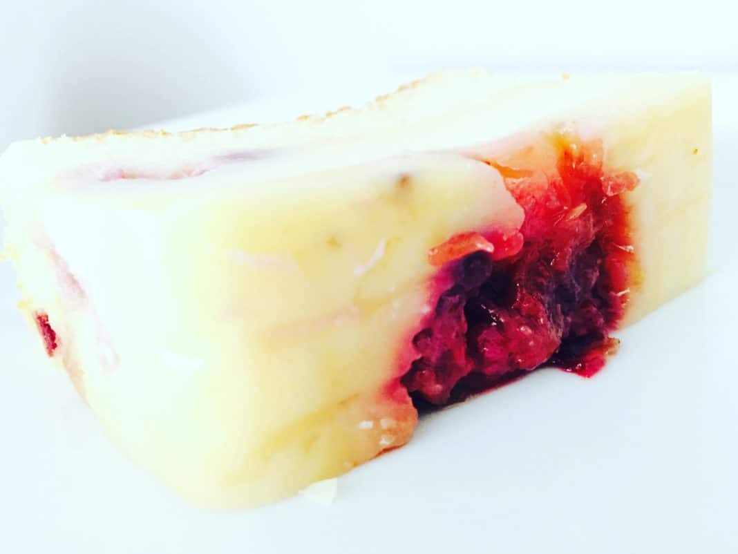 Hokuspokus Kuchen Hokuspokus Kuchen ist ein Kuchen, bei dem sich der Teig im Backvorgang in unterschiedliche Ebenen zerteilt. Puddingartig und cremig zart!