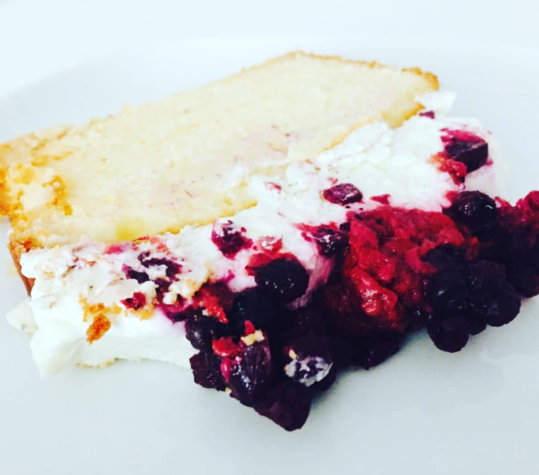 Zitronenkuchen mit Himbeeren und Heidelbeeren Zitronenkuchen mal anders. Den klassischen Zitronenkuchen aufpeppen mit frischen Früchten.